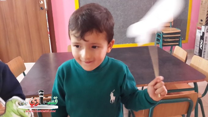 الطفل حسام الدين شعلان يستظيف مرشدة الطبيعة رؤى جبارة لاطفال روضة النوار بالطيبة 